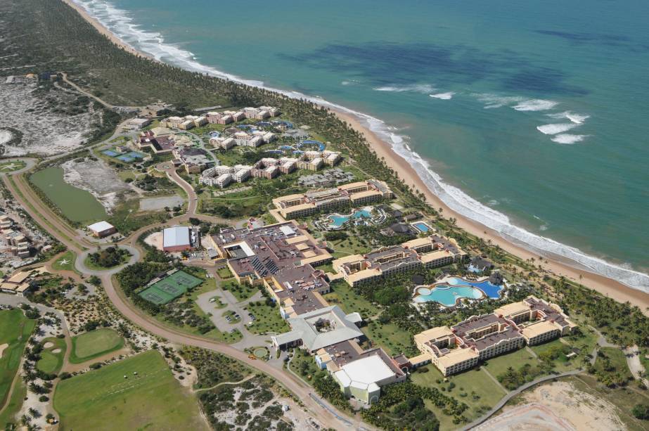 <strong><a href="https://viajeaqui.abril.com.br/cidades/br-ba-praia-do-forte" rel="PRAIA DO FORTE" target="_blank">PRAIA DO FORTE</a> ALL-IN</strong>O mais famoso distrito da Linha Verde, 80 quilômetros ao norte de <a href="https://viajeaqui.abril.com.br/cidades/br-ba-salvador" rel="Salvador" target="_blank">Salvador</a>, sedia a base do <a href="https://viajeaqui.abril.com.br/estabelecimentos/br-ba-praia-do-forte-atracao-projeto-tamar" rel="Projeto Tamar" target="_blank">Projeto Tamar</a> e tem uma vila convidativa, com barracas de artesanato e barzinhos para curtir o entardecer. As quatro noites all-inclusive no <a href="https://viajeaqui.abril.com.br/estabelecimentos/br-ba-praia-do-forte-hospedagem-iberostar-bahia" rel="Iberostar Bahia" target="_blank">Iberostar Bahia</a>, o resort mais poderoso da Praia do Forte, incluem traslados.<strong>QUANDO:</strong> em 24 de fevereiro<strong>QUEM LEVA:</strong> a <a href="https://www.cvc.com.br/index.aspx" rel="CVC" target="_blank">CVC</a><strong>QUANTO:</strong> R$ 2 298 <strong><a href="https://viajeaqui.abril.com.br/cidades/br-ba-praia-do-forte" rel="PRAIA DO FORTE" target="_blank">PRAIA DO FORTE</a> ALL-IN</strong>O mais famoso distrito da Linha Verde, 80 quilômetros ao norte de <a href="https://viajeaqui.abril.com.br/cidades/br-ba-salvador" rel="Salvador" target="_blank">Salvador</a>, sedia a base do <a href="https://viajeaqui.abril.com.br/estabelecimentos/br-ba-praia-do-forte-atracao-projeto-tamar" rel="Projeto Tamar" target="_blank">Projeto Tamar</a> e tem uma vila convidativa, com barracas de artesanato e barzinhos para curtir o entardecer. As quatro noites all-inclusive no <a href="https://viajeaqui.abril.com.br/estabelecimentos/br-ba-praia-do-forte-hospedagem-iberostar-bahia" rel="Iberostar Bahia" target="_blank">Iberostar Bahia</a>, o resort mais poderoso da Praia do Forte, incluem traslados.<strong>QUANDO:</strong> em 24 de fevereiro<strong>QUEM LEVA:</strong> a <a href="https://www.cvc.com.br/index.aspx" rel="CVC" target="_blank">CVC</a><strong>QUANTO:</strong> R$ 2 298