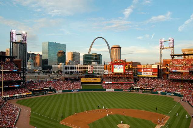 <strong>Saint Louis, EUA</strong> Os Estados Unidos possuem diversas marcas bastante apreciadas, normalmente através das indefectíveis latinhas de alumínio. Milwaukee, Denver, Portland e San Diego são todas cidades onde a cerveja é consumida aos decalitros, mas há poucas coisas mais americanas do que provar a sua assistindo a um jogo do Saint Louis Cardinals no Busch Stadium (foto). A cidade ainda possui diversos bares que produzem seus próprios rótulos <strong>Saint Louis, EUA</strong> Os Estados Unidos possuem diversas marcas bastante apreciadas, normalmente através das indefectíveis latinhas de alumínio. Milwaukee, Denver, Portland e San Diego são todas cidades onde a cerveja é consumida aos decalitros, mas há poucas coisas mais americanas do que provar a sua assistindo a um jogo do Saint Louis Cardinals no Busch Stadium (foto). A cidade ainda possui diversos bares que produzem seus próprios rótulos