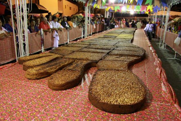 Durante o São João de Caruaru é realizada a Festa de Comidas Gigantes, onde uma associação apresenta ao público enormes quitures  para celebrar a abundância de alimentos derivados do milho