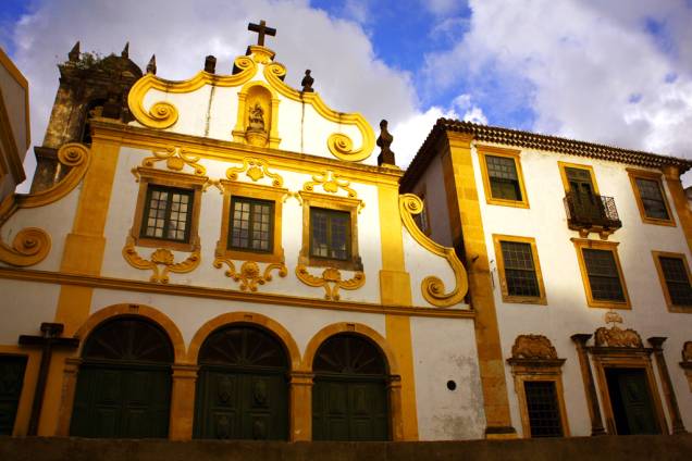 A construção é de 1585. No interior, uma galeria com 16 painéis de azulejos portugueses retrata a vida e morte de São Francisco