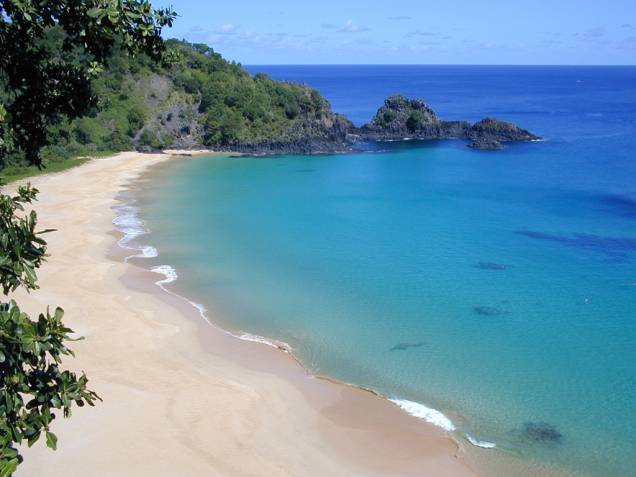 Presença certa em qualquer lista que envolva as praias mais bonitas do Brasil. A Praia da Baía do Sancho, em Fernando de Noronha (PE), tem uma faixa de areia que divide as águas cristalinas de diferentes tonalidades de falésias, recobertas pela vegetação. É um dos melhores pontos de mergulho do país, com excelente visibilidade e bancos de corais repletos de vida marinha Presença certa em qualquer lista que envolva as praias mais bonitas do Brasil. A Praia da Baía do Sancho, em Fernando de Noronha (PE), tem uma faixa de areia que divide as águas cristalinas de diferentes tonalidades de falésias, recobertas pela vegetação. É um dos melhores pontos de mergulho do país, com excelente visibilidade e bancos de corais repletos de vida marinha