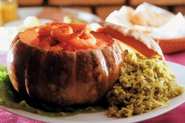 <strong><a href="https://viajeaqui.abril.com.br/estabelecimentos/br-pe-olinda-restaurante-oficina-do-sabor" rel="Restaurante Oficina do Sabor" target="_blank">Restaurante Oficina do Sabor</a>, <a href="https://viajeaqui.abril.com.br/cidades/br-pe-olinda" rel="Olinda" target="_self">Olinda</a>, <a href="https://viajeaqui.abril.com.br/estados/br-pernambuco" rel="Pernambuco" target="_self">Pernambuco</a></strong> As mesas da varanda têm bela vista para os coqueiros da cidade. O carro chefe da casa, especialidade do chef César Santos, é o jerimum, com quinze opções de recheio. Entre eles, a boa pedia vem com <strong>camarão ao molho de pitanga, arroz com espinafre e salsa</strong>. Outras boas opções são o arroz de polvo e o lagostim ao molho de queijo. Boa parte das receitas servem duas pessoas <em><a href="https://www.booking.com/city/br/olinda.pt-br.html?aid=332455&label=viagemabril-restaurantes-no-nordeste" rel="Veja preços de hotéis em Olinda no Booking.com" target="_blank">Veja preços de hotéis em Olinda no Booking.com</a></em> <strong><a href="https://viajeaqui.abril.com.br/estabelecimentos/br-pe-olinda-restaurante-oficina-do-sabor" rel="Restaurante Oficina do Sabor" target="_blank">Restaurante Oficina do Sabor</a>, <a href="https://viajeaqui.abril.com.br/cidades/br-pe-olinda" rel="Olinda" target="_self">Olinda</a>, <a href="https://viajeaqui.abril.com.br/estados/br-pernambuco" rel="Pernambuco" target="_self">Pernambuco</a></strong> As mesas da varanda têm bela vista para os coqueiros da cidade. O carro chefe da casa, especialidade do chef César Santos, é o jerimum, com quinze opções de recheio. Entre eles, a boa pedia vem com <strong>camarão ao molho de pitanga, arroz com espinafre e salsa</strong>. Outras boas opções são o arroz de polvo e o lagostim ao molho de queijo. Boa parte das receitas servem duas pessoas <em><a href="https://www.booking.com/city/br/olinda.pt-br.html?aid=332455&label=viagemabril-restaurantes-no-nordeste" rel="Veja preços de hotéis em Olinda no Booking.com" target="_blank">Veja preços de hotéis em Olinda no Booking.com</a></em>
