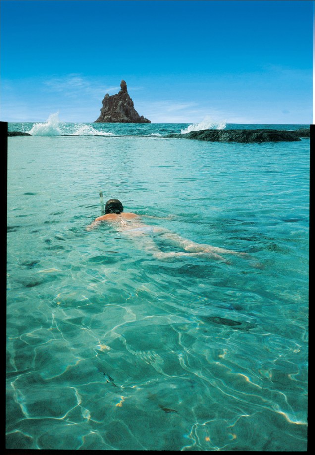 Protegida por recifes, a praia do Atalaia forma uma piscina natural na maré baixa e é um dos principais berçários marinhos de Fernando de Noronha, Pernambuco Protegida por recifes, a praia do Atalaia forma uma piscina natural na maré baixa e é um dos principais berçários marinhos de Fernando de Noronha, Pernambuco