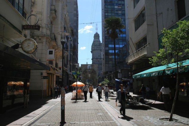 Peatonal Sarandí, um calçadão que concentra livrarias, lojas, cafés no centro velho de Montevidéu, no Uruguai