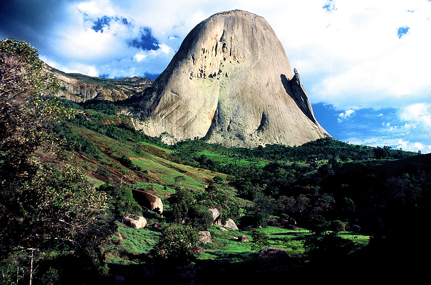 <strong>4. <a href="http://viagemeturismo.abril.com.br/atracao/parque-estadual-da-pedra-azul/" target="_blank">Pedra Azul</a> (3 dias) </strong>Refúgio de inverno de casais e famílias capixabas, atrai também ecoturistas ao <a href="http://viajeaqui.abril.com.br/estabelecimentos/br-es-pedra-azul-atracao-parque-estadual-da-pedra-azul">Parque Estadual da Pedra Azul</a>. As lojas de orgânicos rendem boas compras.