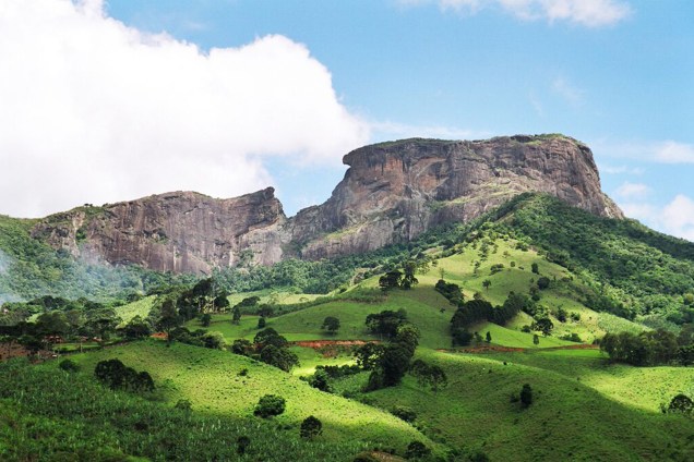 Quem gosta de aventura e tem algum preparo físico pode subir a Pedra do Baú Quem gosta de aventura e tem algum preparo físico pode subir a Pedra do Baú