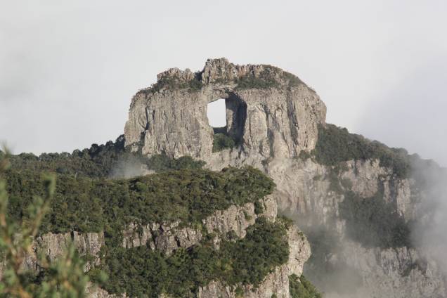 Detalhe da Pedra Furada, a maior atração turística desse trecho da Serra Catarinense