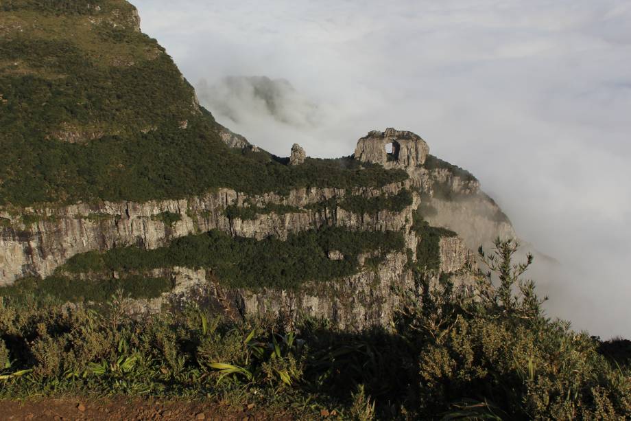 Urubici (SC) é circundada por uma paisagem exuberante, que inclui a Pedra Furada (foto) e o Morro da Igreja