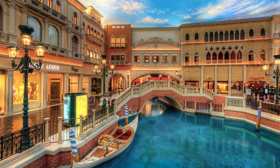 <strong>The Venetian, <a href="http://viajeaqui.abril.com.br/cidades/estados-unidos-las-vegas" rel="Las Vegas" target="_self">Las Vegas</a></strong>Mais um hotel enorme em Las Vegas, a campeã da lista. Todo o projeto do hotel consiste em uma inspiração da cidade de <a href="http://viajeaqui.abril.com.br/cidades/italia-veneza" rel="Veneza" target="_self">Veneza</a>, na <a href="http://viajeaqui.abril.com.br/paises/italia" rel="Itália" target="_self">Itália</a>. Capacidade total: 4.049 quartos