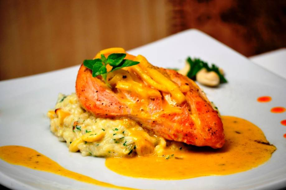 Peito de frango ao molho de caju com risoto de castanhas e coentro
