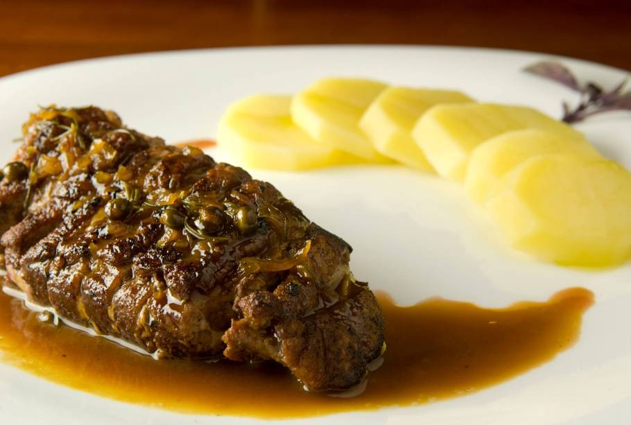 Peito de pato com redução de laranja e pimenta verde da Creperia e Bar Anjo Solto, em Recife, Pernambuco