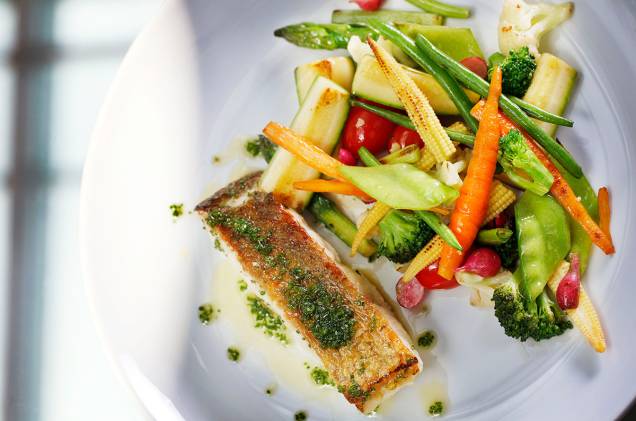 Peixe do dia com mini legumes Peixe do dia com mini legumes