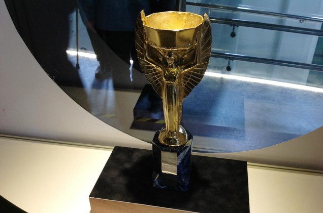 Réplica da taça da Copa do Mundo - uma das três que Pelé ergueu em sua carreira na seleção brasileira