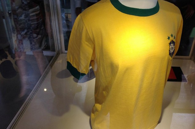 Camisa da seleção brasileira, usada por Pelé, está em exposição no museu