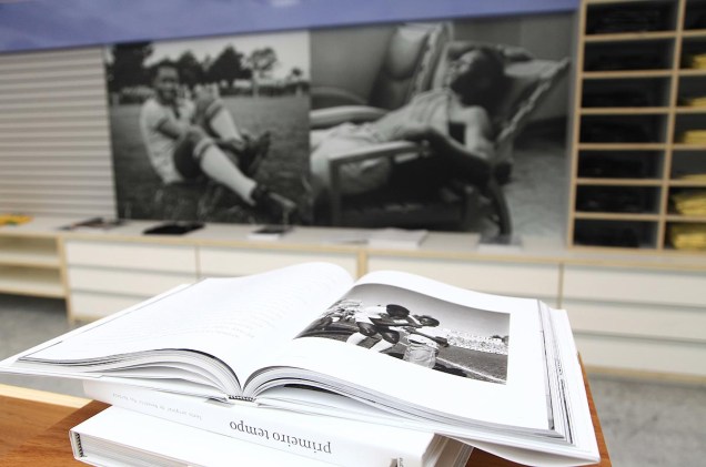 Livros que relatam a história do jogador estão expostos no Museu em Santos (SP)