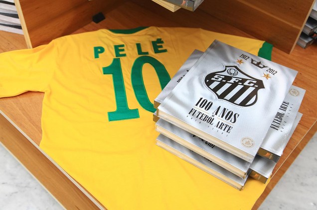 Loja do Museu Pelé vende livros e réplicas de camisetas usadas pelo jogador na seleção brasileira