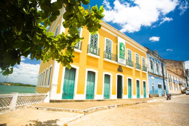 O primeiro povoado de Alagoas foi fundado no século 16, às margens do Rio São Franciso. Na foto o Museu do Paço Imperial e o Rio São Francisco, ao fundo