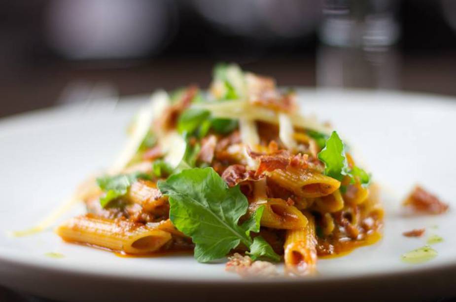 Pennete ala Vodka com pancetta italiana, rúcula selvagem e lascas de parmesão, Due Cuochi Cucina, São Paulo