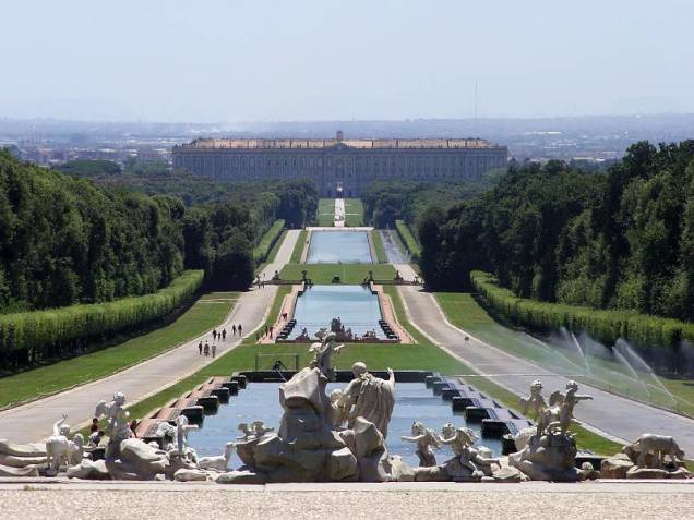 Muito bem conservado, o Palácio de Caserta tem o título de Patrimônio da Humanidade pela Unesco. Localizado a 35 quilômetros de Nápoles, seus amplos jardins são um passeio que complementam à perfeição a suntuosidade setecentista do edifício principal <strong><a href="http://viajeaqui.abril.com.br/materias/fotos-dos-mais-belos-jardins-do-mundo" rel="LEIA MAIS" target="_blank">LEIA MAIS</a></strong>