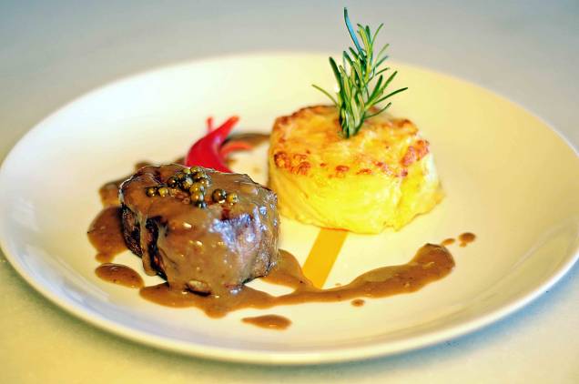 Tournedor ao molho poivre com batata Ana é o prato principal do jantar no Pereira, durante a Restaurant Week de Salvador 