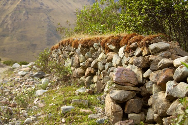 <strong>Trilha Salcantay – Peru</strong>Ao longo da trilha, caminhantes encontram muros de pedra inca pelo vale do rio Urubamba, que servem até hoje para conter ovelhas, vacas e alpacas dos pastores da região
