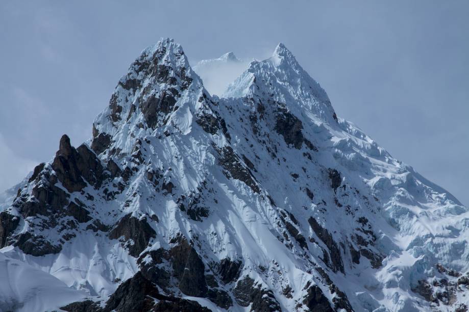 <strong>Trilha Salcantay – Peru </strong>Podendo durar 5 dias ou mais, a trilha que remete ao nevado cultuado pelos incas da região de Machu Picchu (foto) leva por caminhadas feitas a quase 4 mil metros de altitude e termina em Águas Calientes, a cidade ao pé das ruínas mais famosas do Peru. O incessante sobe e desce exige bastante dos joelhos, mas quem vai no esquema <em>lodge to lodge</em> fica hospedado em cabanas com camas confortáveis e água quente e descansa tranquilo para o próximo dia de caminhada. O passeio é feito pela agência <a href="https://www.mountainlodgesofperu.com/" rel="Mountain Lodges of Peru" target="_blank">Mountain Lodges of Peru</a> e não custa barato (mais informações na matéria abaixo)