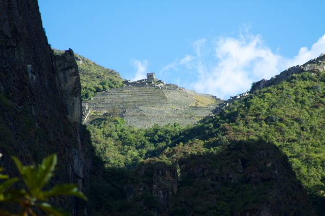 <strong>Trilha Salcantay – Peru</strong>Ainda que não chegue diretamente em Machu Picchu, as ruínas da cidade aparecem no horizonte no final da caminhada. As construções ao longe (foto) são da Casa do Guardião da Pedra Funerária, no topo de terraços usados para agricultura