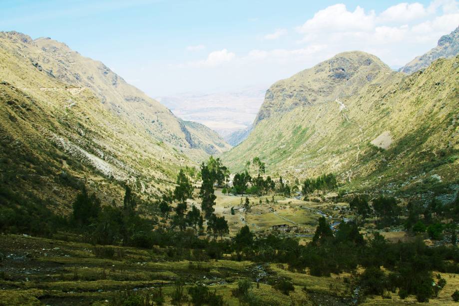 <strong>Trekking pelo Vale de Lares – Peru</strong>Um dos melhores trekkings para entrar em contato com povoados que ainda preservam modo de vida ancestral. Viajantes passam por sítios arqueológicos incaicos, visitam vilarejos agrícolas, comunidades indígenas e famílias de tecelões em um trajeto que leva 4 dias e tem trechos a 4.400 metros de altitude