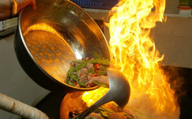 Favas, rocoto (pimentas) e carne (fatiada no sentido contrário ao das fibras para ficar tenra) flambadas no preparo do lomo saltado; nota-se influência asiática no uso do wok