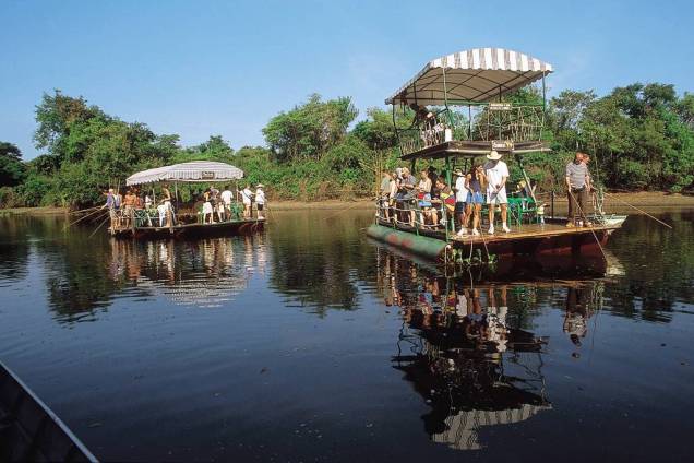 Alguns hotéis para ecoturismo no <a href="http://viajeaqui.abril.com.br/cidades/br-ms-miranda" rel="Pantanal" target="_blank"><strong>Pantanal</strong></a>, como a <a href="http://viajeaqui.abril.com.br/estabelecimentos/br-ms-miranda-hospedagem-fazenda-san-francisco" rel="Fazenda San Francisco" target="_blank">Fazenda San Francisco</a> (foto), oferecem <strong>pescaria de piranha</strong> na programação regular. Mas, se você preferir uma pescaria de verdade, existem<strong> hotéis especializados em pesca </strong>(como o <a href="http://viajeaqui.abril.com.br/estabelecimentos/br-mt-pocone-hospedagem-porto-jofre-pantanal" rel="Porto Jofre Pantanal" target="_self">Porto Jofre Pantanal</a> ou a <a href="http://viajeaqui.abril.com.br/estabelecimentos/br-ms-aquidauana-hospedagem-cabana-do-pescador" rel="Cabana do Pescador" target="_self">Cabana do Pescador</a>) e até<strong> barcos-hotéis</strong> que navegam por uma semana busncando os melhores pontos para se fisgar um peixe. Lembre-se que a pesca é proibida durante o período da piracema (entre novembro e fevereiro), quando os peixes sobem os rios para desovar