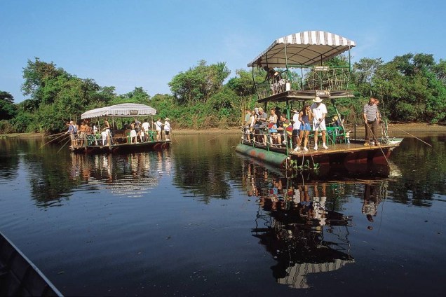 Alguns hotéis para ecoturismo no <a href="https://viajeaqui.abril.com.br/cidades/br-ms-miranda" rel="Pantanal" target="_blank"><strong>Pantanal</strong></a>, como a <a href="https://viajeaqui.abril.com.br/estabelecimentos/br-ms-miranda-hospedagem-fazenda-san-francisco" rel="Fazenda San Francisco" target="_blank">Fazenda San Francisco</a> (foto), oferecem <strong>pescaria de piranha</strong> na programação regular. Mas, se você preferir uma pescaria de verdade, existem<strong> hotéis especializados em pesca </strong>(como o <a href="https://viajeaqui.abril.com.br/estabelecimentos/br-mt-pocone-hospedagem-porto-jofre-pantanal" rel="Porto Jofre Pantanal" target="_self">Porto Jofre Pantanal</a> ou a <a href="https://viajeaqui.abril.com.br/estabelecimentos/br-ms-aquidauana-hospedagem-cabana-do-pescador" rel="Cabana do Pescador" target="_self">Cabana do Pescador</a>) e até<strong> barcos-hotéis</strong> que navegam por uma semana busncando os melhores pontos para se fisgar um peixe. Lembre-se que a pesca é proibida durante o período da piracema (entre novembro e fevereiro), quando os peixes sobem os rios para desovar