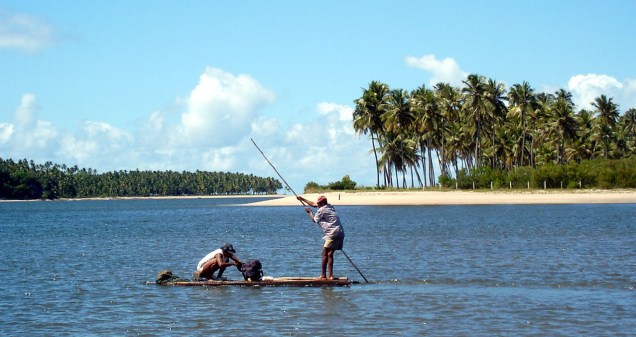 Pescadores em Tamandaré, município do litoral sul de Pernambuco