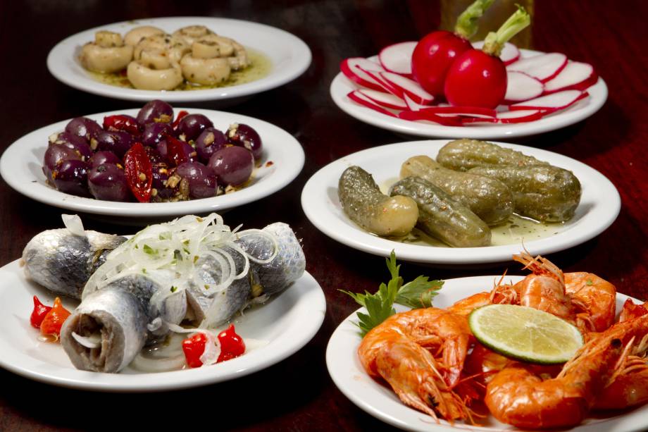 <a href="https://viajeaqui.abril.com.br/estabelecimentos/br-rj-rio-de-janeiro-restaurante-adega-perola" rel="Adega Pérola" target="_blank"><strong>Adega Pérola</strong></a> Mais de 70 tipos de acepipes em convserva ficam expostos no balcão. Entre os petiscos estão: cogumelos temperados, rabanete, azeitona preta temperada, pepino em conserva, sardinha e camarão. <a href="https://viajeaqui.abril.com.br/estabelecimentos/br-rj-rio-de-janeiro-restaurante-adega-perola" rel="Adega Pérola" target="_blank"><strong>Adega Pérola</strong></a> Mais de 70 tipos de acepipes em convserva ficam expostos no balcão. Entre os petiscos estão: cogumelos temperados, rabanete, azeitona preta temperada, pepino em conserva, sardinha e camarão.