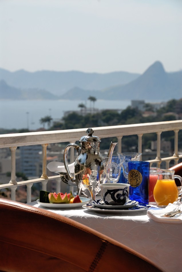 O terraço do hotel Mama Ruisa, no Rio de Janeiro, tem vista para a Baía de Guanabara