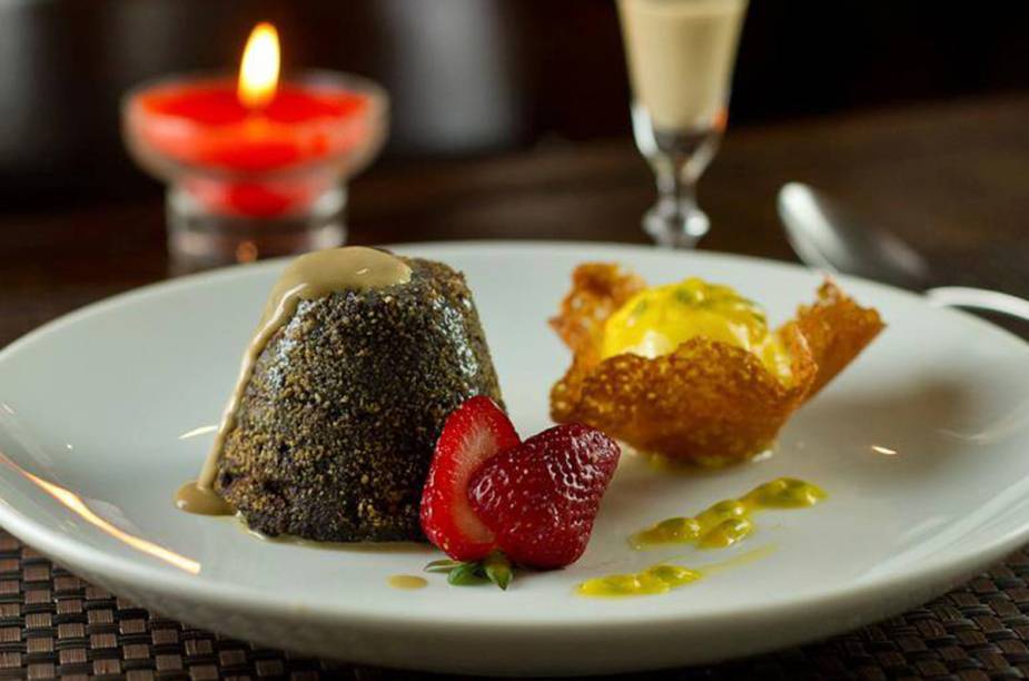 Petit Gateau de chocolate e avelã servido com calda de Bayles e Sorbet de Maracujá, Due Cuochi Cucina, São Paulo