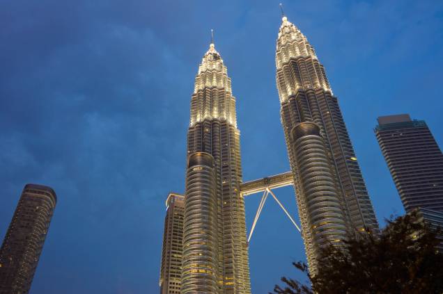 <strong>9 - Petronas Towers - Kuala Lumpur, <a href="http://viajeaqui.abril.com.br/materias/voce-ja-foi-a-malasia" rel="Malásia" target="_blank">Malásia</a></strong>Construídas em 1998, as torres gêmeas da Malásia tem<strong> 452 metros de altura </strong>(com antena). Assim como o Burj Khalifa, as <a href="http://www.petronastwintowers.com.my/" rel="Petronas Towers" target="_blank">Petronas Towers</a> também tiveram seu momento de fama nas telonas do cinema: o filme “Armadilha”, de 1999, usou as irmãs como uma de suas locações