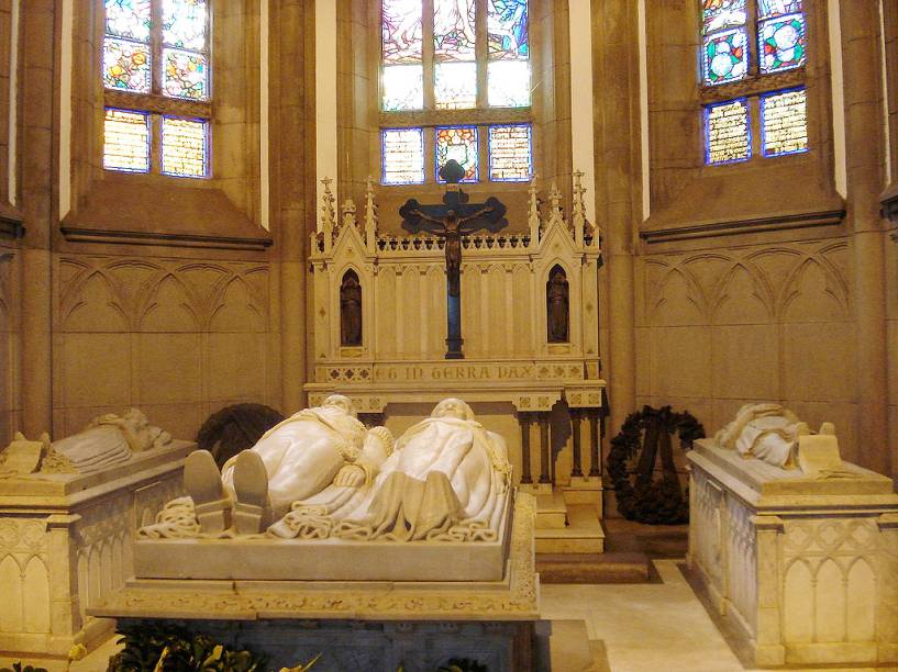 Dentro da <a href="https://viajeaqui.abril.com.br/estabelecimentos/br-rj-petropolis-atracao-catedral-de-sao-pedro-de-alcantara" rel="Catedral" target="_blank">Catedral</a>, estão os restos mortais da família imperial (dom Pedro II, dona Teresa Cristina, Princesa Isabel e Conde D`Eu, seu primogênito D. Pedro de Alcântara e sua esposa D. Elisabeth)