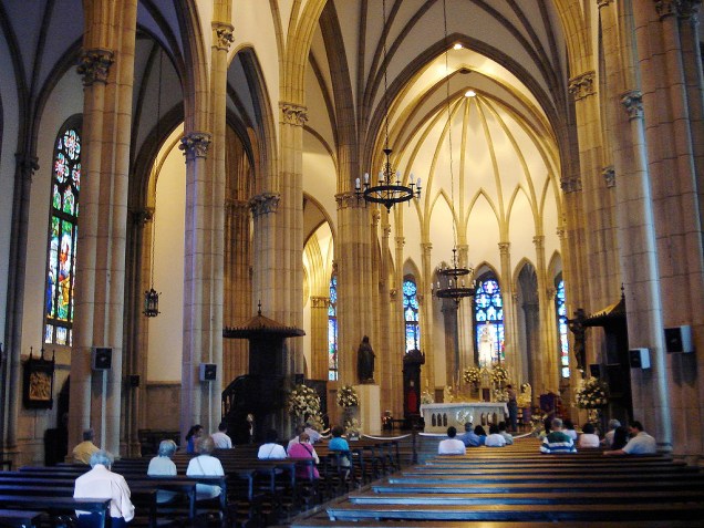 No interior da <a href="https://viajeaqui.abril.com.br/estabelecimentos/br-rj-petropolis-atracao-catedral-de-sao-pedro-de-alcantara" rel="Catedral de São Pedro de Alcântara" target="_blank">Catedral de São Pedro de Alcântara</a>, as naves são delineadas por arcos tipicamente góticos