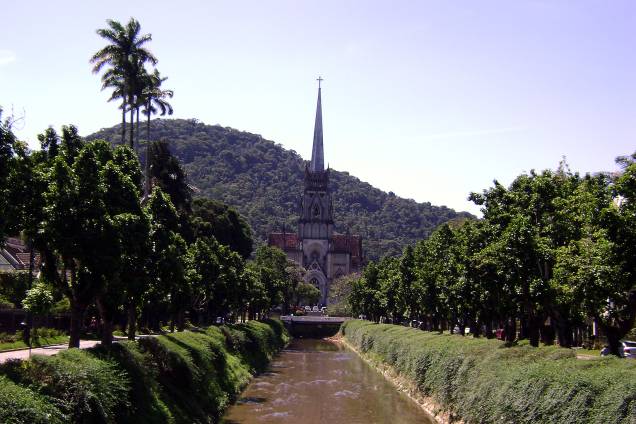 <strong>Petrópolis (RJ) </strong> Fundada pela Família Real Portuguesa na época de Dom Pedro II para que a corte escapasse do calor do Rio de Janeiro, Petrópolis tem belos Palácios e clima ameno no meio da Serra Fluminense. As pousadas charmosas e restaurantes intimistas são cenário ideal para uma viagem romântica – 10 delas receberam o selo de charme do Guia Quatro Rodas. A <a href="https://www.booking.com/hotel/br/pousada-tankamana.pt-br.html?aid=332455;sid=14fcbdfa23db223e04a3ec34ecada6b2;checkin=2017-10-09;checkout=2017-10-11;dest_id=-647584;dest_type=city;dist=0;group_adults=2;hapos=1;hpos=1;room1=A%2CA;sb_price_type=total;soh=1;soldout=0%2C0;srepoch=1507585345;srfid=6fbbd6a58c6412ad8bbac8b8f2f6dd2645064d23X1;srpvid=093698a0e3e50122;type=total;ucfs=1�_availability_msg" target="_blank" rel="noopener">Pousada Tankamana</a> é uma das melhores da região. Está localizada em terreno isolado, no meio das montanhas, com casas de madeira e pedra, lareira e ofurô ou hidromassagem. Ah, o café da manhã é servido a qualquer hora do dia! Se o casal gostar de se aventurar pelo mato, o <strong>Parque Nacional da Serra dos Órgãos</strong> é bem perto, com trilhas, cachoeiras, poços e pontos para prática de rapel e cascading. <a href="https://www.booking.com/searchresults.pt-br.html?aid=332455&lang=pt-br&sid=eedbe6de09e709d664615ac6f1b39a5d&sb=1&src=index&src_elem=sb&error_url=https%3A%2F%2Fwww.booking.com%2Findex.pt-br.html%3Faid%3D332455%3Bsid%3Deedbe6de09e709d664615ac6f1b39a5d%3Bsb_price_type%3Dtotal%26%3B&ss=Petr%C3%B3polis%2C+Rio+de+Janeiro%2C+Brasil&checkin_monthday=&checkin_month=&checkin_year=&checkout_monthday=&checkout_month=&checkout_year=&no_rooms=1&group_adults=2&group_children=0&from_sf=1&search_pageview_id=e4dc7247ea43012b&ac_suggestion_list_length=5&ac_suggestion_theme_list_length=0&ac_position=0&ac_langcode=xb&dest_id=-661457&dest_type=city&search_pageview_id=e4dc7247ea43012b&search_selected=true&ss_raw=Petr%C3%B3polis" target="_blank" rel="noopener"><em>Busque hospedagens em Petrópolis</em></a> <strong>Petrópolis (RJ) </strong> Fundada pela Família Real Portuguesa na época de Dom Pedro II para que a corte escapasse do calor do Rio de Janeiro, Petrópolis tem belos Palácios e clima ameno no meio da Serra Fluminense. As pousadas charmosas e restaurantes intimistas são cenário ideal para uma viagem romântica – 10 delas receberam o selo de charme do Guia Quatro Rodas. A <a href="https://www.booking.com/hotel/br/pousada-tankamana.pt-br.html?aid=332455;sid=14fcbdfa23db223e04a3ec34ecada6b2;checkin=2017-10-09;checkout=2017-10-11;dest_id=-647584;dest_type=city;dist=0;group_adults=2;hapos=1;hpos=1;room1=A%2CA;sb_price_type=total;soh=1;soldout=0%2C0;srepoch=1507585345;srfid=6fbbd6a58c6412ad8bbac8b8f2f6dd2645064d23X1;srpvid=093698a0e3e50122;type=total;ucfs=1�_availability_msg" target="_blank" rel="noopener">Pousada Tankamana</a> é uma das melhores da região. Está localizada em terreno isolado, no meio das montanhas, com casas de madeira e pedra, lareira e ofurô ou hidromassagem. Ah, o café da manhã é servido a qualquer hora do dia! Se o casal gostar de se aventurar pelo mato, o <strong>Parque Nacional da Serra dos Órgãos</strong> é bem perto, com trilhas, cachoeiras, poços e pontos para prática de rapel e cascading. <a href="https://www.booking.com/searchresults.pt-br.html?aid=332455&lang=pt-br&sid=eedbe6de09e709d664615ac6f1b39a5d&sb=1&src=index&src_elem=sb&error_url=https%3A%2F%2Fwww.booking.com%2Findex.pt-br.html%3Faid%3D332455%3Bsid%3Deedbe6de09e709d664615ac6f1b39a5d%3Bsb_price_type%3Dtotal%26%3B&ss=Petr%C3%B3polis%2C+Rio+de+Janeiro%2C+Brasil&checkin_monthday=&checkin_month=&checkin_year=&checkout_monthday=&checkout_month=&checkout_year=&no_rooms=1&group_adults=2&group_children=0&from_sf=1&search_pageview_id=e4dc7247ea43012b&ac_suggestion_list_length=5&ac_suggestion_theme_list_length=0&ac_position=0&ac_langcode=xb&dest_id=-661457&dest_type=city&search_pageview_id=e4dc7247ea43012b&search_selected=true&ss_raw=Petr%C3%B3polis" target="_blank" rel="noopener"><em>Busque hospedagens em Petrópolis</em></a>