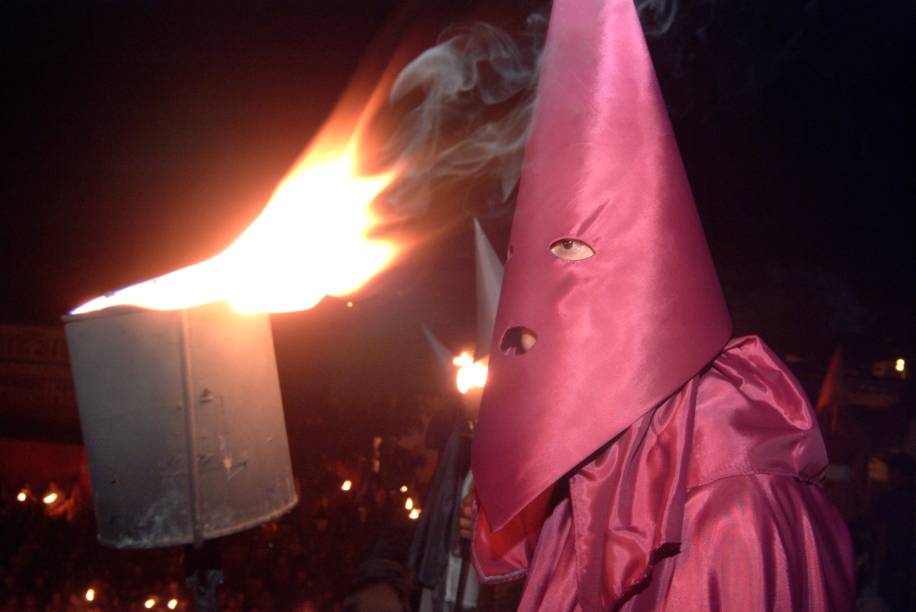 Encapuzados e vestidos com túnicas de cores vibrantes, os farricocos representam os soldados romanos que prenderam Jesus Cristo na Procissão do Fogaréu, durante a Semana Santa em <a href="https://viagemeturismo.abril.com.br/cidades/goias/" target="_blank">Goiás (GO)</a> Encapuzados e vestidos com túnicas de cores vibrantes, os farricocos representam os soldados romanos que prenderam Jesus Cristo na Procissão do Fogaréu, durante a Semana Santa em <a href="https://viagemeturismo.abril.com.br/cidades/goias/" target="_blank">Goiás (GO)</a>