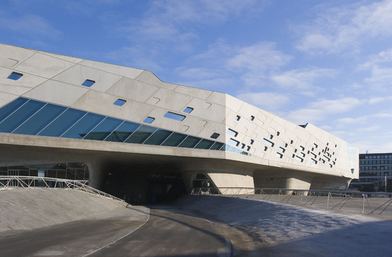 Conhecida por abrigar a sede da Wolkswagen, Wolfsburg, na região metropolitana de Hannover, também tem um projeto de Zaha: o ótimo museu de ciências <a href="https://www.phaeno.de/home-en" rel="Phaeno Science Center, " target="_blank">Phaeno Science Center</a>