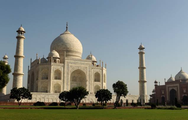 <strong>Taj Mahal, Índia</strong>                Considerado um dos mais belos edifícios do mundo, o mausoléu de Mumtaz Mahal, em <a href="http://viajeaqui.abril.com.br/cidades/india-agra" rel="Agra" target="_blank">Agra</a>, é o pináculo da arquitetura mogol que dominou boa parte da península indiana. A lista de tesouros islâmicos na região inclui os fortes Agra, Amber e Vermelho, a cidadela de Fatehpur Sikr, a mesquita Jama Masjid e o minarete Qutb Minar, estes dois últimos em <a href="http://viajeaqui.abril.com.br/cidades/india-nova-delhi" rel="Nova Délhi" target="_blank">Nova Délhi</a>