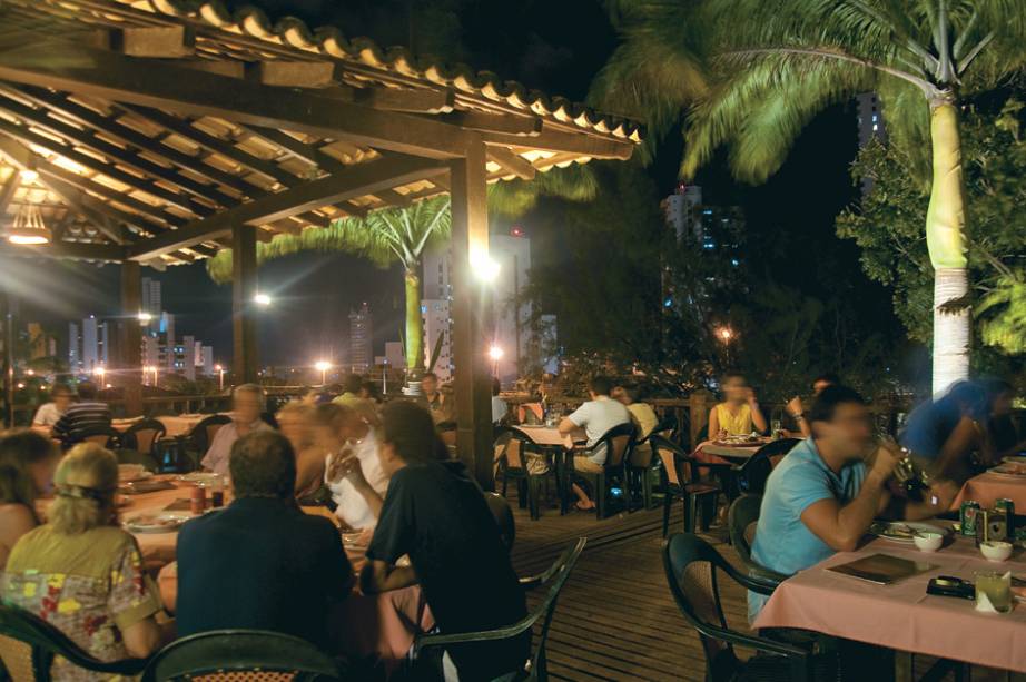 O <a href="https://viajeaqui.abril.com.br/estabelecimentos/br-rn-natal-restaurante-piazzale-italia" rel="Piazzale Itália">Piazzale Itália</a> é um dos melhores restaurantes da categoria em Natal. Serve massas, carnes, peixes e pizzas. A matriz fica na Ponta Negra e a filial fica no Shopping Midway Mall