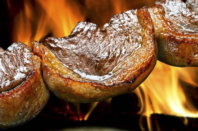 <strong>Churrasco </strong>Não há churrasco igual ao feito no <a href="https://viajeaqui.abril.com.br/estados/br-rio-grande-do-sul" target="_blank" rel="noopener">Rio Grande do Sul</a> – pelo menos segundo os gaúchos. Os mais tradicionalistas abominam rodízio (ou espeto corrido) e torcem o nariz para bufê de salada. Para eles, a farinha de mandioca é a melhor companhia para a carne. Também não têm interesse pelo filé-mignon - suas preferências são a costela e a picanha.Muitas churrascarias de <a href="https://viajeaqui.abril.com.br/cidades/br-rs-porto-alegre" target="_blank" rel="noopener">Porto Alegre</a> servem, à la carte, carnes de boi, porco, carneiro e galeto no espeto, temperadas só com sal grosso, que impede o ressecamento e garante sabor e maciez. <strong>Quem prepara:</strong> <a href="https://www.churrascariabarranco.com.br/#openModal" target="_blank" rel="noopener">Barranco</a>, <a href="https://www.fazendabarbanegra.com.br/" target="_blank" rel="noopener">Fazenda Barbanegra</a>, <a href="https://www.churrascariaportoalegrense.com.br/" target="_blank" rel="noopener">Portoalegrense</a> e <a href="https://restaurantesantoantonio.com.br" target="_blank" rel="noopener">Santo Antônio</a>, em <a href="https://viajeaqui.abril.com.br/cidades/br-rs-porto-alegre" target="_blank" rel="noopener">Porto Alegre (RS)</a> <strong>Churrasco </strong>Não há churrasco igual ao feito no <a href="https://viajeaqui.abril.com.br/estados/br-rio-grande-do-sul" target="_blank" rel="noopener">Rio Grande do Sul</a> – pelo menos segundo os gaúchos. Os mais tradicionalistas abominam rodízio (ou espeto corrido) e torcem o nariz para bufê de salada. Para eles, a farinha de mandioca é a melhor companhia para a carne. Também não têm interesse pelo filé-mignon - suas preferências são a costela e a picanha.Muitas churrascarias de <a href="https://viajeaqui.abril.com.br/cidades/br-rs-porto-alegre" target="_blank" rel="noopener">Porto Alegre</a> servem, à la carte, carnes de boi, porco, carneiro e galeto no espeto, temperadas só com sal grosso, que impede o ressecamento e garante sabor e maciez. <strong>Quem prepara:</strong> <a href="https://www.churrascariabarranco.com.br/#openModal" target="_blank" rel="noopener">Barranco</a>, <a href="https://www.fazendabarbanegra.com.br/" target="_blank" rel="noopener">Fazenda Barbanegra</a>, <a href="https://www.churrascariaportoalegrense.com.br/" target="_blank" rel="noopener">Portoalegrense</a> e <a href="https://restaurantesantoantonio.com.br" target="_blank" rel="noopener">Santo Antônio</a>, em <a href="https://viajeaqui.abril.com.br/cidades/br-rs-porto-alegre" target="_blank" rel="noopener">Porto Alegre (RS)</a>