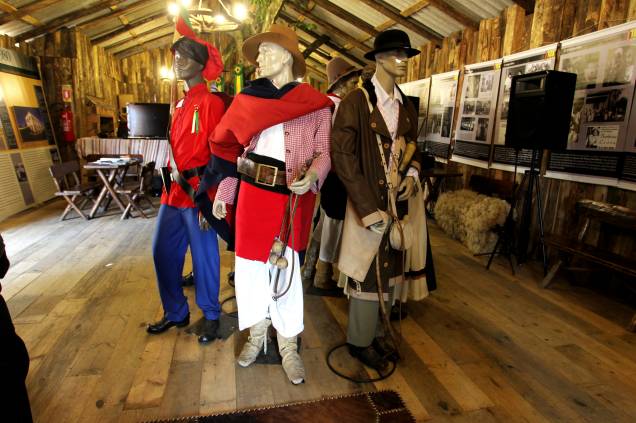 <strong>Rio Grande do Sul: pilcha</strong> Em festas populares gaúchas, a população costuma se vestir com roupas típicas e bem características. Esse conjunto é chamado pilcha e pode ser tanto feminino, quando masculino. Para os homens, a vestimenta é constituída pela bombacha - uma calça larga que é abotoada no tornozelo, enfiada dentro da bota e amarrada na cintura por uma faixa -, por uma camisa sob um lenço vermelho amarrado ao pescoço, por uma pala (tecido que lembra um poncho) e, por último, mas não menos importante, pelo chapéu <strong>Rio Grande do Sul: pilcha</strong> Em festas populares gaúchas, a população costuma se vestir com roupas típicas e bem características. Esse conjunto é chamado pilcha e pode ser tanto feminino, quando masculino. Para os homens, a vestimenta é constituída pela bombacha - uma calça larga que é abotoada no tornozelo, enfiada dentro da bota e amarrada na cintura por uma faixa -, por uma camisa sob um lenço vermelho amarrado ao pescoço, por uma pala (tecido que lembra um poncho) e, por último, mas não menos importante, pelo chapéu