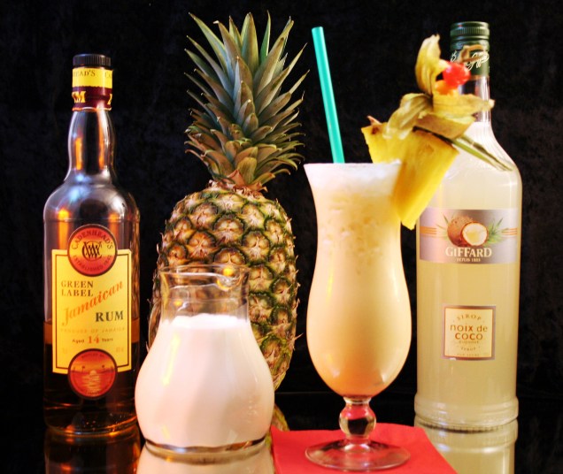 <strong>4. Piña Colada – Porto Rico</strong>                    Rum, leite de coco e suco de abacaxi compõem esse drink que casa perfeitamente com uma tarde de preguiça em uma praia caribenha. A Piña Colada é a bebida oficial de Porto Rico desde 1978 e ganhou o mundo graças à canção "Escape", de Rupert Holmes, também conhecida como “<a href="https://www.youtube.com/watch?v=vLom-87AmO8" rel="A música da Piña Colada" target="_blank">A música da Piña Colada</a>”, lançada em 1979. Você já a escutou, com certeza.                    <strong>Experimente em casa:</strong> bata no liquidificador 3 partes de rum branco, 3 partes de leite de coco, 9 partes de suco de abacaxi e gelo até adquirir uma consistência cremosa. Sirva em um copo alto (esse de base bojuda e boca larga é o clássico para Piña Colada) e decore com uma fatia de abacaxi ou uma cereja marrasquino.
