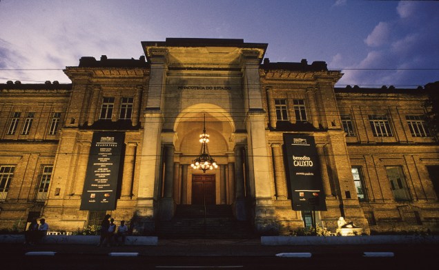 <a href="https://viajeaqui.abril.com.br/estabelecimentos/br-sp-sao-paulo-atracao-pinacoteca-do-estado" rel="Pinacoteca do Estado"><strong>Pinacoteca do Estado</strong></a><br />    <br />    O prédio de tijolos aparentes projetado por Ramos de Azevedo foi o primeiro museu de arte de São Paulo, inaugurado em 1905 no bairro da Luz. O prédio foi restaurado em 1998, e hoje a Pinacoteca abriga em seu acervo uma coleção de arte brasileira dos séculos 19 e 20, que está entre as mais conservadas e importantes do país.<br />