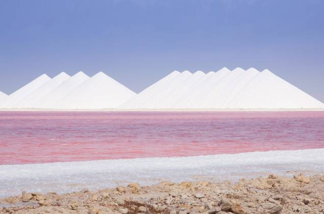 A cor da água salgada das salinas de Pekeelmer varia do azul turquesa ao rosa pink. A água fica rosa devido à proliferação de uma bactéria A cor da água salgada das salinas de Pekeelmer varia do azul turquesa ao rosa pink. A água fica rosa devido à proliferação de uma bactéria