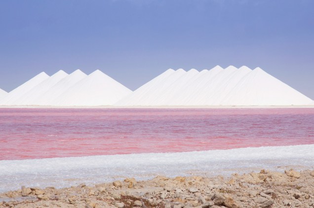 A cor da água salgada das salinas de Pekeelmer varia do azul turquesa ao rosa pink. A água fica rosa devido à proliferação de uma bactéria