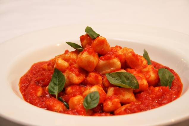 Um dos pratos principais do jantar do <a href="https://viajeaqui.abril.com.br/estabelecimentos/br-ba-salvador-restaurante-piola" rel="Piola"><strong>Piola</strong></a> é o Gnocchi Pompei, com molho de tomate e manjericão, servido na <strong>Salvador Restaurant Week</strong> Um dos pratos principais do jantar do <a href="https://viajeaqui.abril.com.br/estabelecimentos/br-ba-salvador-restaurante-piola" rel="Piola"><strong>Piola</strong></a> é o Gnocchi Pompei, com molho de tomate e manjericão, servido na <strong>Salvador Restaurant Week</strong>